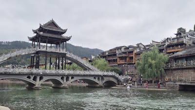 Romantisch Fenghuang, rivierdorp vol lichtjes
